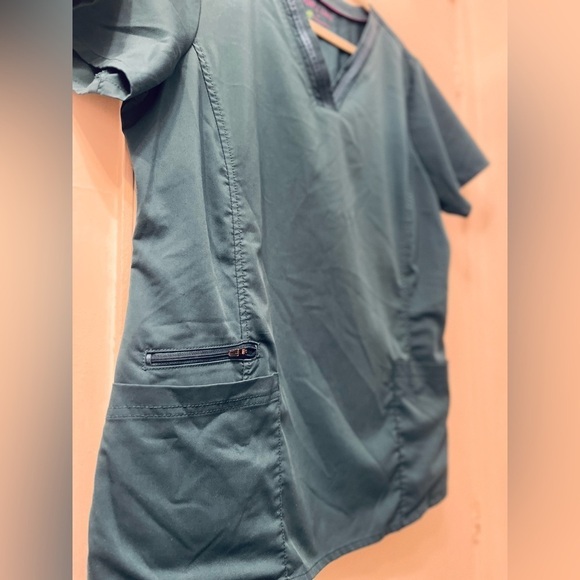 Green scrub top, size L - Picture 3 of 7